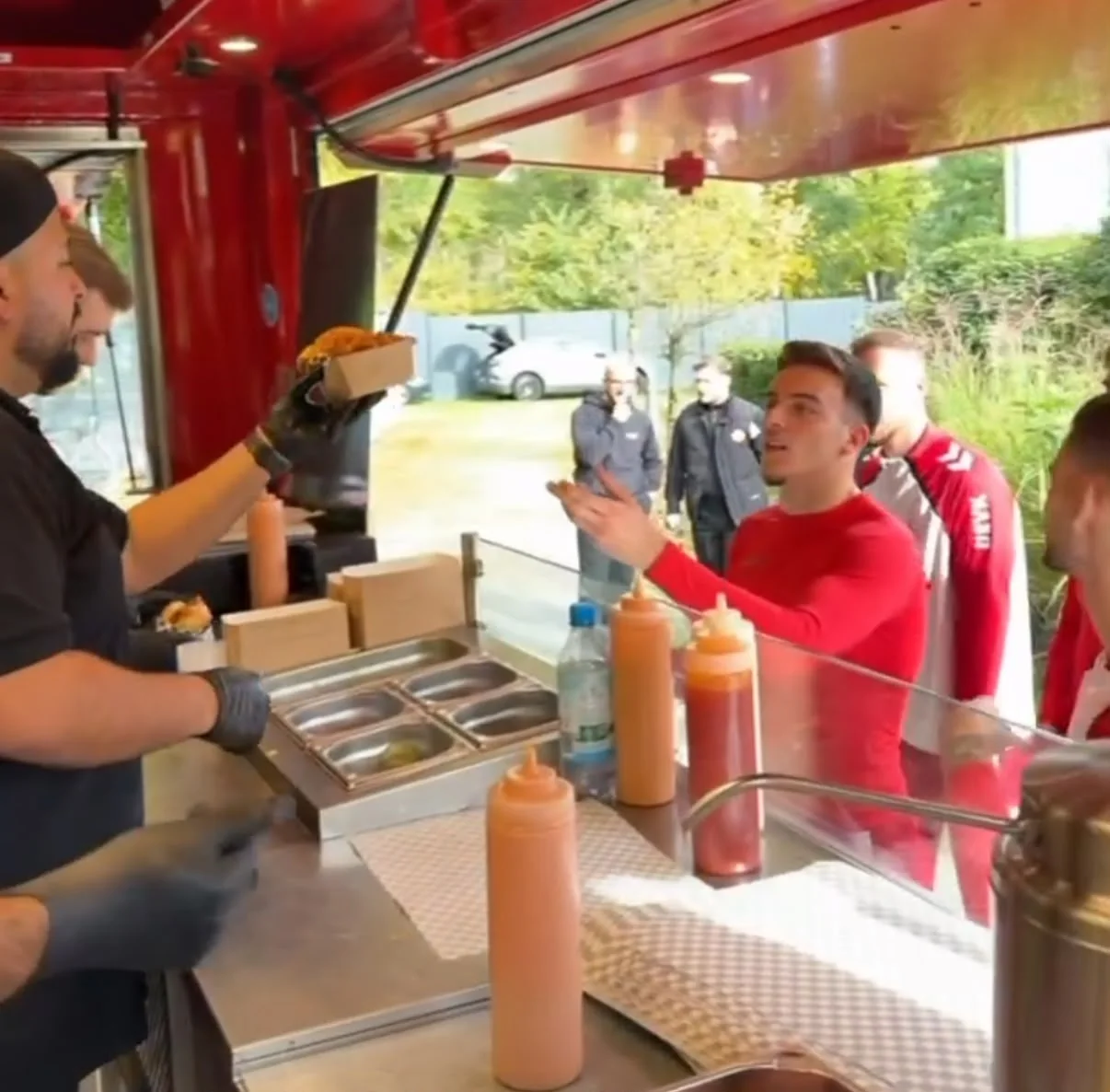 Frische Ausgabe am Westcoast Foodtruck
