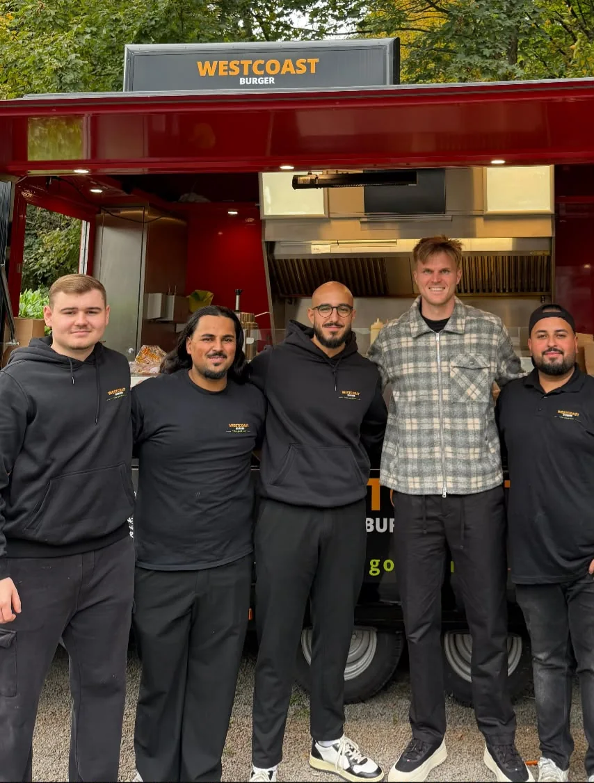 Westcoast Burger Catering Team am Foodtruck
